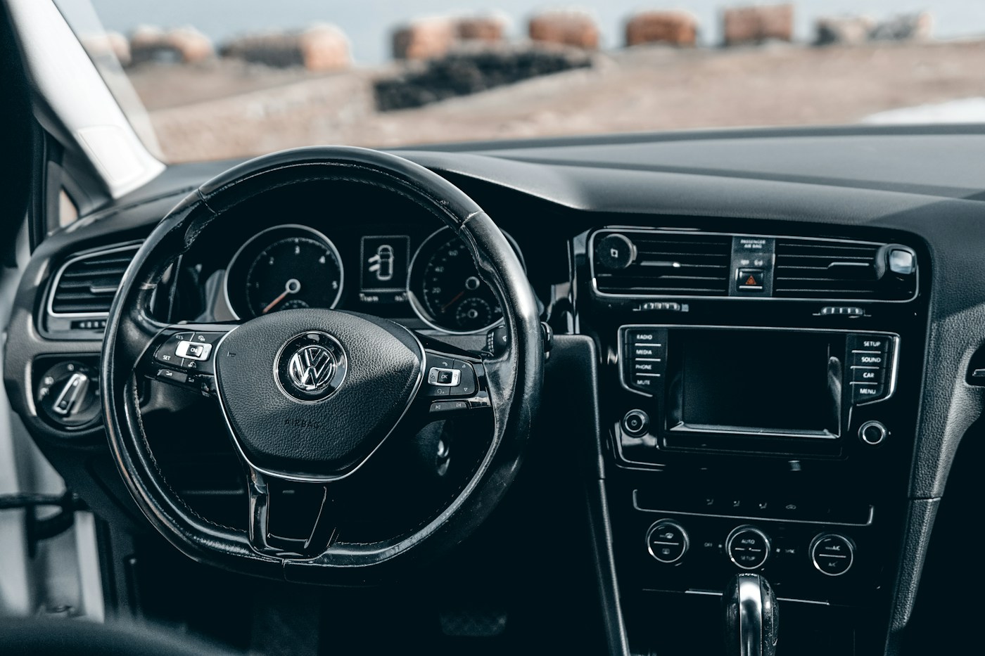Blick auf einen gepflegten Autoinnenraum mit Lenkrad und Armaturen